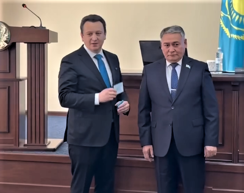 ДЕПУТАТТЫҚ МАНДАТ ТАПСЫРЫЛДЫ